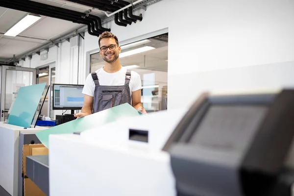 Ritratto Tipografo Sorridente Piedi Accanto Alla Macchina Computer Piastre Tipografia — Foto Stock