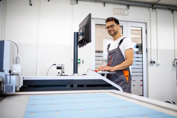 Trabajador Técnico Experimentado Que Opera Máquina Industrial Del Cnc Fábrica —  Fotos de Stock