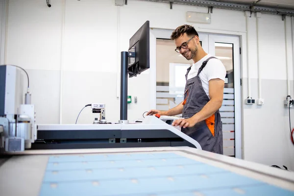 Operaio Tecnico Esperto Che Gestisce Macchina Industriale Cnc Fabbrica — Foto Stock