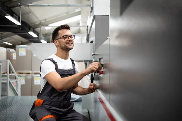 Trabajador Línea Producción Máquina Industrial Funcionamiento Uniforme Para Proceso Fabricación —  Fotos de Stock