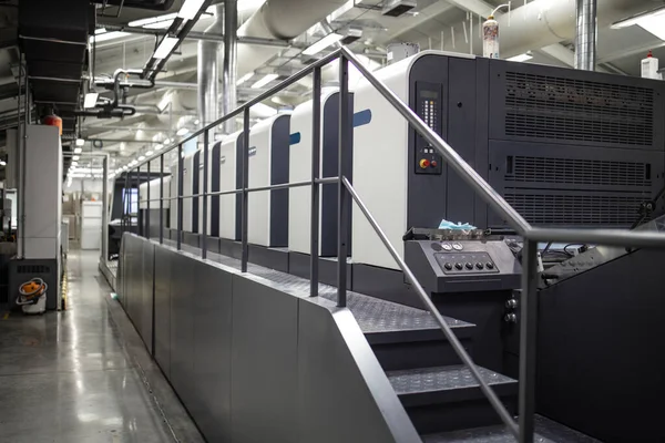 Matbaada modern ofset matbaa makinesi.