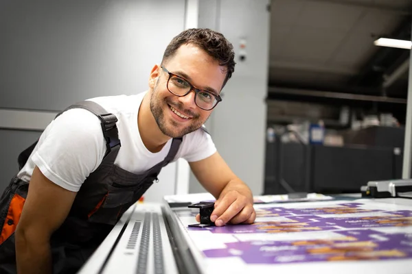現代の印刷所で印刷品質を管理する経験豊富な印刷労働者の肖像画 — ストック写真