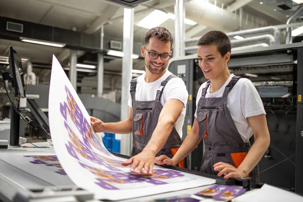 Ingegneri Grafici Lavoratori Che Controllano Qualità Dell Impronta Nella Moderna — Foto Stock