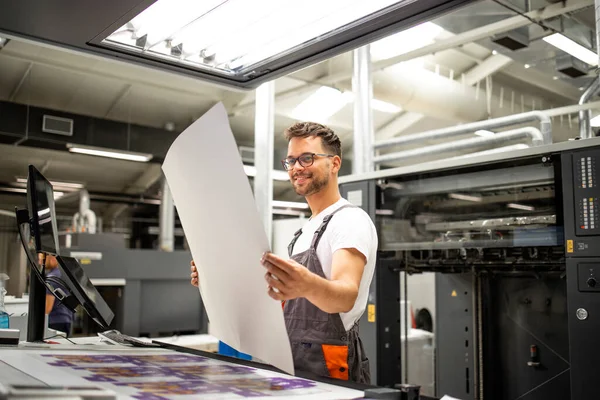 印刷所の労働者は 印刷と印刷プロセスの制御の品質をチェック — ストック写真