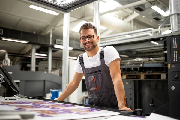 印刷所の印刷品質をチェックする制御室の労働者の肖像 — ストック写真