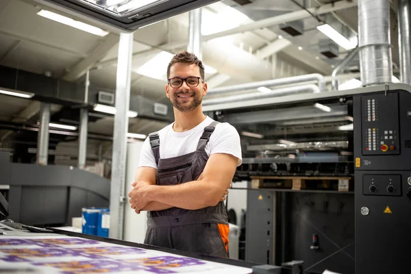 Porträt Eines Arbeiters Bei Der Kontrolle Der Druckqualität Der Druckerei — Stockfoto