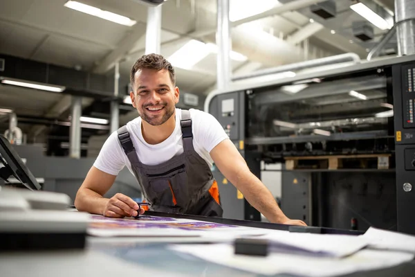 Ritratto Del Lavoratore Presso Sala Controllo Che Verifica Qualità Stampa — Foto Stock