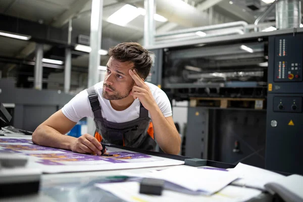 Operatore Stampa Che Pensa Problema Durante Processo Stampa — Foto Stock