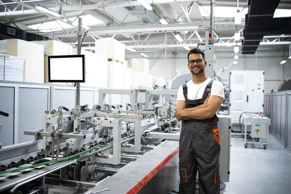 Retrato Trabajador Experimentado Uniforme Trabajo Junto Moderna Máquina Embalaje Fábrica —  Fotos de Stock