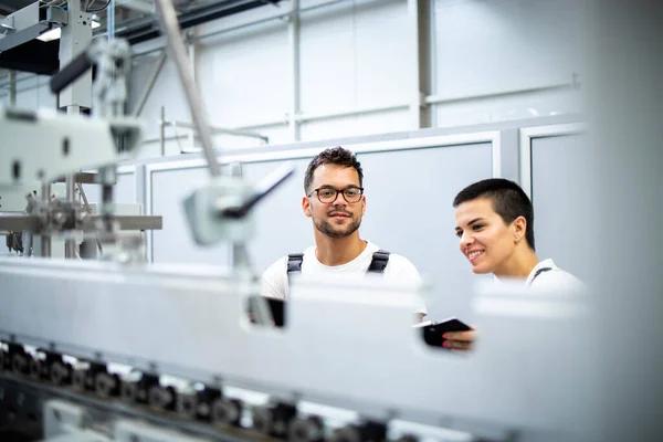 Engenheiros Experientes Que Atendem Máquina Fabricação Industrial Moderna Fábrica Produção — Fotografia de Stock