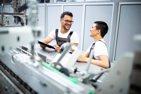 Engenheiros Experientes Que Atendem Máquina Fabricação Industrial Moderna Fábrica Produção — Fotografia de Stock