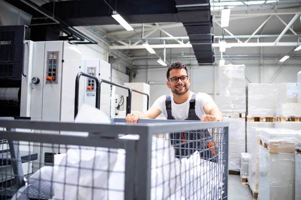 Drukker Verplaatst Verspilde Vellen Papier Drukkerij — Stockfoto