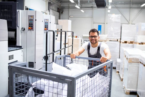 Werknemer Bewegende Kar Vol Verspild Papier Drukkerij — Stockfoto