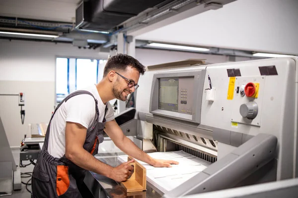 Trabajador Alineando Una Pila Papeles Máquina Corte Fábrica Impresión —  Fotos de Stock