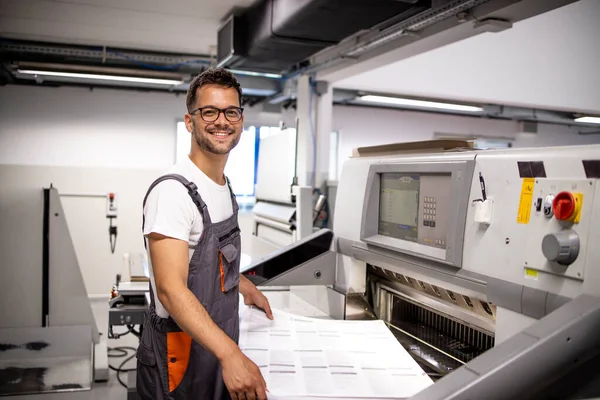 Retrato Del Operador Caucásico Sonriente Parado Por Máquina Corte Papel —  Fotos de Stock