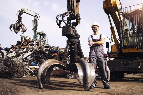 Portret Pracownika Stojącego Przy Hydraulicznej Maszynie Przemysłowej Przymocowanym Pazurem Podnoszenia — Zdjęcie stockowe