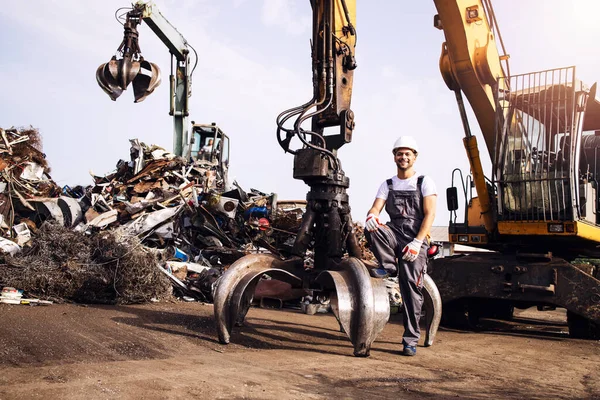 Porträtt Skrothandläggare Med Hatt Bredvid Hydraulisk Industrimaskin Med Klo Infästning — Stockfoto