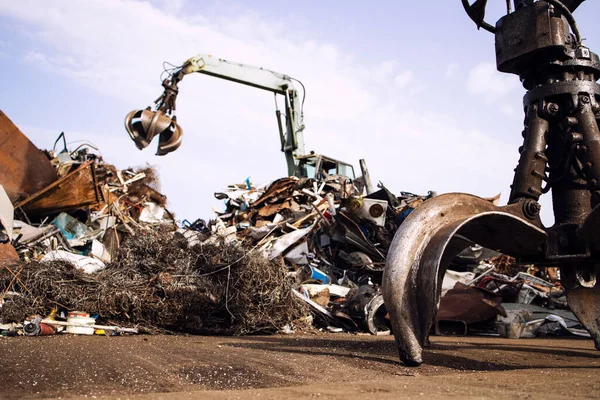 Metallschrottplatz Mit Hydraulischer Hebemaschine Mit Krallenvorsatz Für Altmetallrecycling — Stockfoto