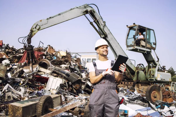 Mann Kontrolliert Prozess Des Industriellen Altmetall Recyclings Auf Schrottplatz — Stockfoto