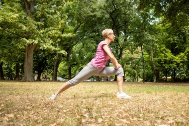 Beyaz kadın doğada eğitime hazırlanıyor..