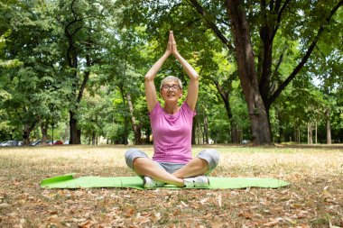 Beyaz kadın yoga egzersizlerini seviyor..