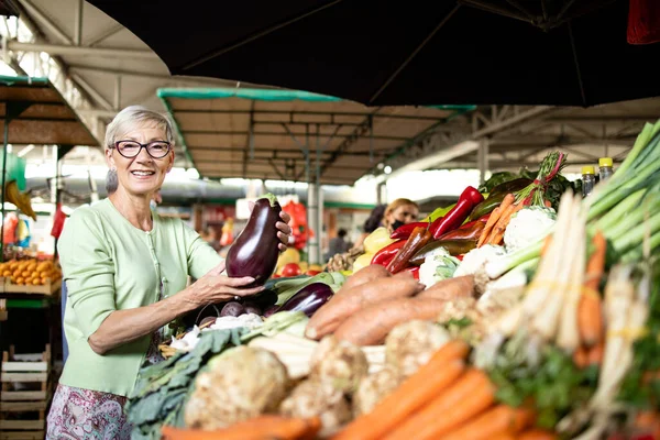 Donna Anziana Che Compra Verdure Sul Mercato — Foto Stock