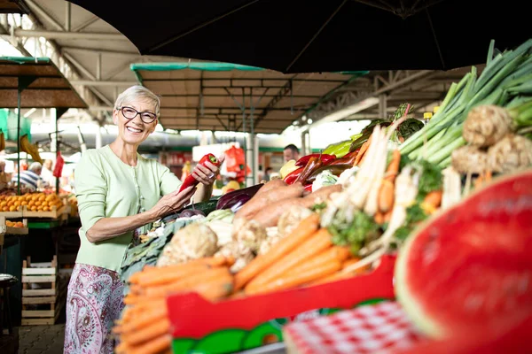 Ritratto Donna Anziana Che Detiene Acquista Ortaggi Biologici Sul Mercato — Foto Stock