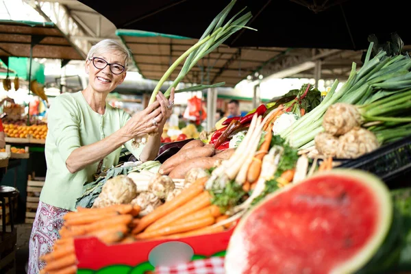 Donna Anziana Che Sceglie Acquista Verdure Sane Sul Mercato — Foto Stock