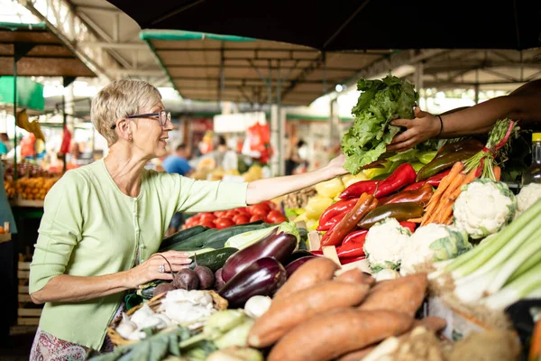 Donna Anziana Che Acquista Verdure Biologiche Fresche Sul Mercato Nutrimento — Foto Stock