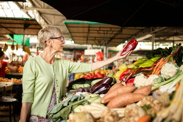Donna Anziana Che Acquista Verdure Biologiche Fresche Sul Mercato Nutrimento — Foto Stock