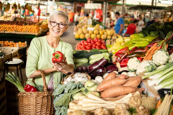 Ritratto Donna Caucasica Anziana Che Acquista Verdure Fresche Biologiche Frutta — Foto Stock