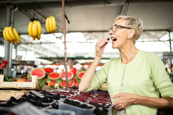 Donna Caucasica Anziana Che Acquista More Fresche Biologiche Frutta Mercato — Foto Stock