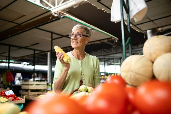 Ritratto Donna Caucasica Anziana Che Acquista Mais Dolce Frutta Mercato — Foto Stock