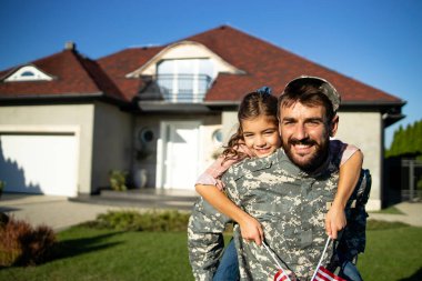 Askeriyedeki asker baba portresi sevgili kızını evlerinin önünde tutuyor..
