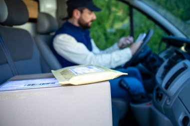 Paket sevkiyatını ve teslimatçı şoförünün minibüsündeki evrakları dolduruşunu kapat..