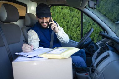 Kurye telefonda paketleri teslim etmekten bahsediyor..