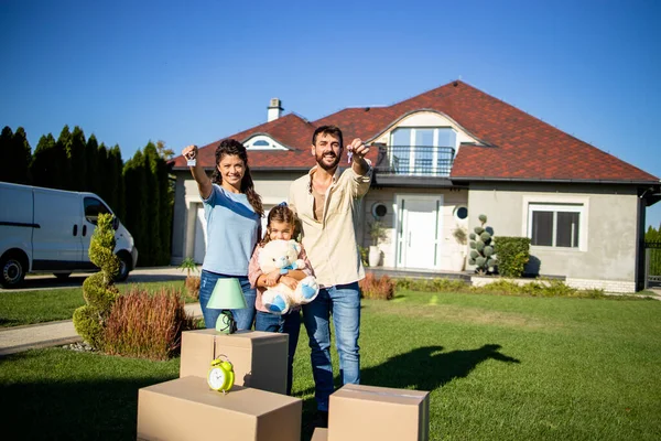 Retrato Família Caucasiana Segurando Chaves Sua Nova Casa Imobiliária — Fotografia de Stock