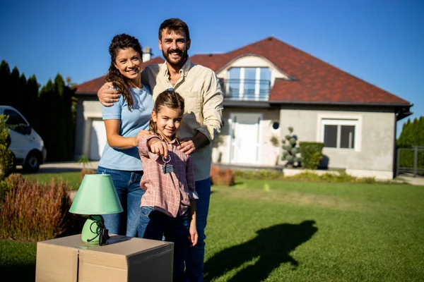 Retrato Família Caucasiana Feliz Frente Sua Nova Casa Pronta Para — Fotografia de Stock
