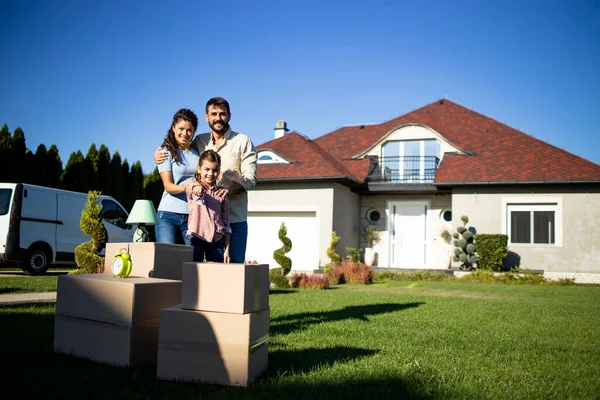 Porträt Einer Glücklichen Kaukasischen Familie Die Vor Ihrem Neuen Haus — Stockfoto