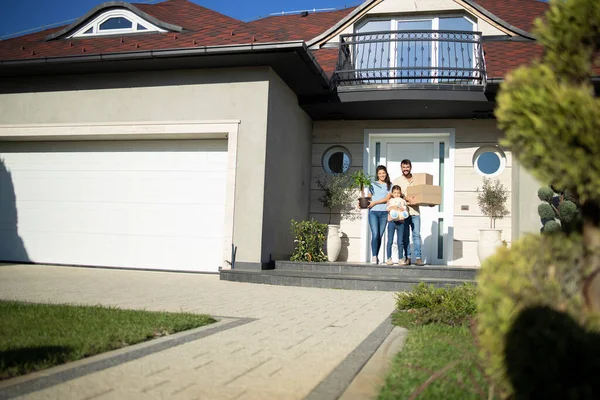 Porträt Einer Glücklichen Kaukasischen Familie Die Auf Der Veranda Ihres — Stockfoto