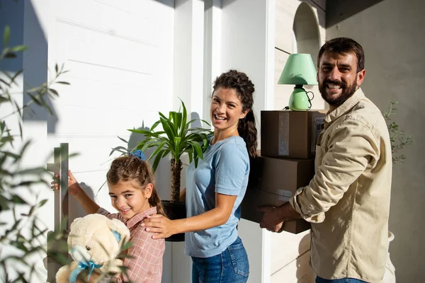 Retrato Jovem Família Caucasiana Carregando Caixas Papelão Flores Entrar Sua — Fotografia de Stock