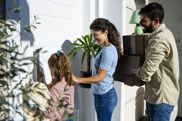 Joven Familia Caucásica Llevando Cajas Cartón Flores Mientras Entra Nueva —  Fotos de Stock