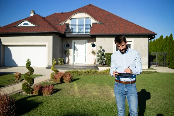 Porträt Eines Hübschen Kaukasischen Immobilienmaklers Der Den Vertrag Überprüft Bevor — Stockfoto