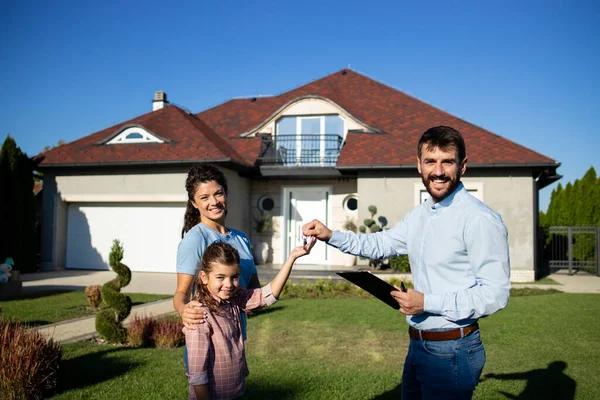 Agente Imobiliário Entregando Chaves Nova Casa Para Mãe Solteira Com — Fotografia de Stock