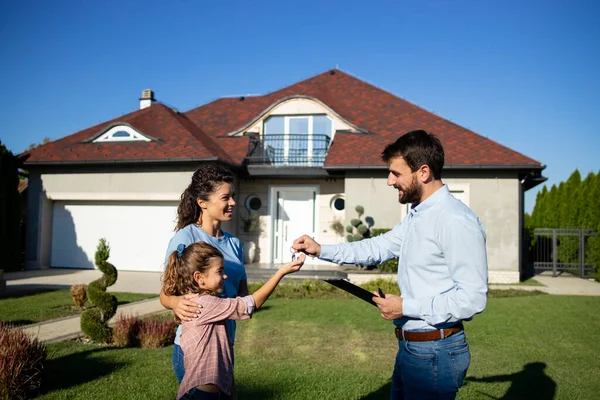 Makelaar Geeft Sleutels Van Het Nieuwe Huis Aan Alleenstaande Moeder — Stockfoto