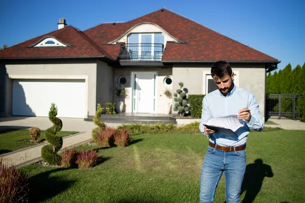 Porträt Eines Hübschen Kaukasischen Immobilienmaklers Der Den Vertrag Überprüft Bevor — Stockfoto