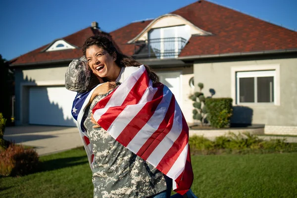 Soldado Uniforme Regresando Casa Encantadora Esposa Con Bandera Americana Corriendo — Foto de Stock
