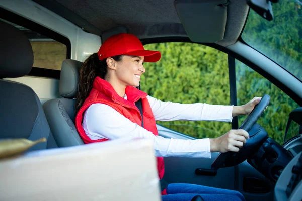 Professionele Vrouwelijke Bezorger Rijdt Haar Busje Met Pakketten Van Magazijn — Stockfoto