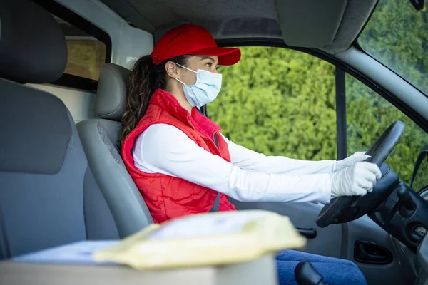 Vrouwelijke Koerier Met Beschermmasker Rijdende Bestelwagen Pakketbezorging Tijdens Corona Virus — Stockfoto