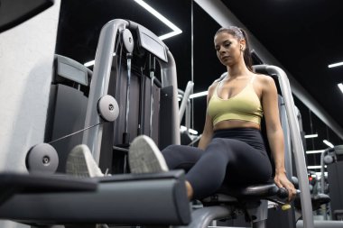 Spor salonunda spor yapan güçlü fitness kadını..